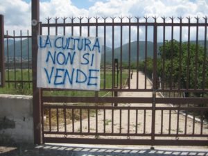 Lo striscione affisso dinanzi l'anfiteatro di Avella