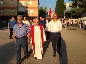 Don Pasquale durante una processione