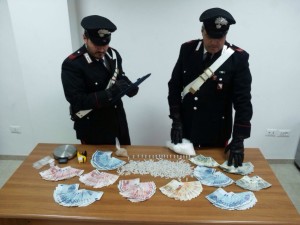 La droga e i soldi sequestrati dai carabinieri a Caivano