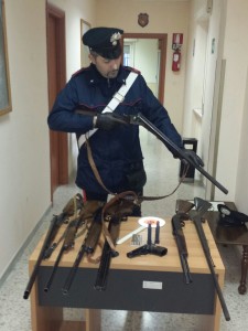 Le armi sequestrate dai carabinieri a Mugnano del Cardinale