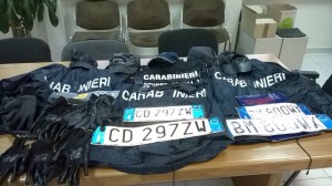 Il materiale sequestrato dai veri carabinieri