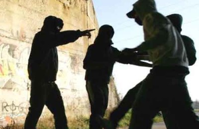 Adescato online, picchiato, rapinato e chiuso nel bagagliaio: arrestati 3 minorenni a Maddaloni