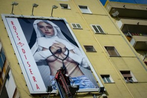 Modella 'suora sexy' su cartellone Napoli accende polemiche