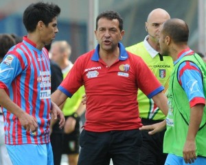 Protesta del presidente del Catania, Antonino Pulvirenti (C), dopo il goal annullato all'attaccante etneo Gonzalo Bergessio durante la partita del campionato di Serie A Catania-Juventus allo stadio Angelo Massimino di Catania, 28 ottobre 2012. ANSA/MASSIMO DAGATA