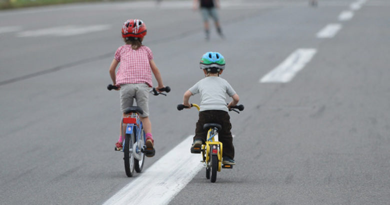 Torre Annunziata, investe bimbo di 4 anni su bici e si da alla fuga: caccia al pirata Torre Annunziata, investe bimbo di 4 anni su bici e si da alla fuga: caccia al pirata