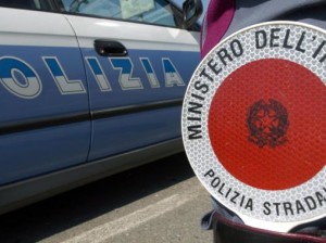 Alcol e droga, controlli della polizia stradale sulla A16: denunce e patenti ritirate