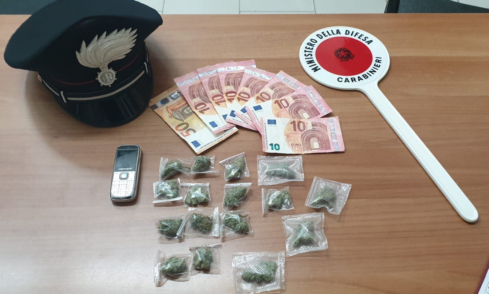 Qualiano, marijuana nascosta in un cespuglio: arrestato 26enne