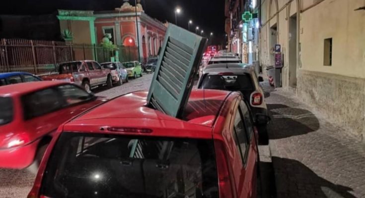 Maltempo, tragedia sfiorata a Posillipo: persiana sfonda tetto di auto in sosta