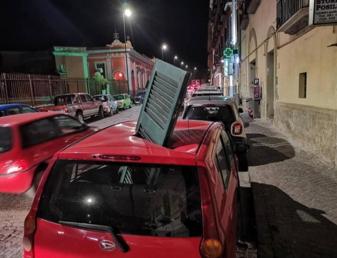 Maltempo, tragedia sfiorata a Posillipo: persiana sfonda tetto di auto in sosta