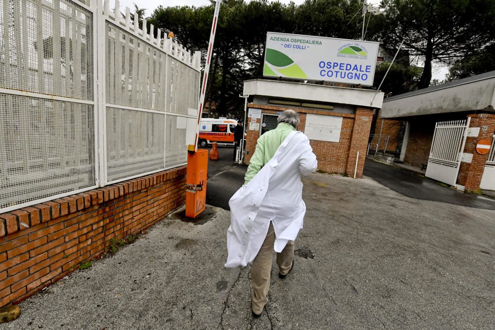 Napoli, in fila per tampone sputa su sanitari del Cotugno: due in quarantena