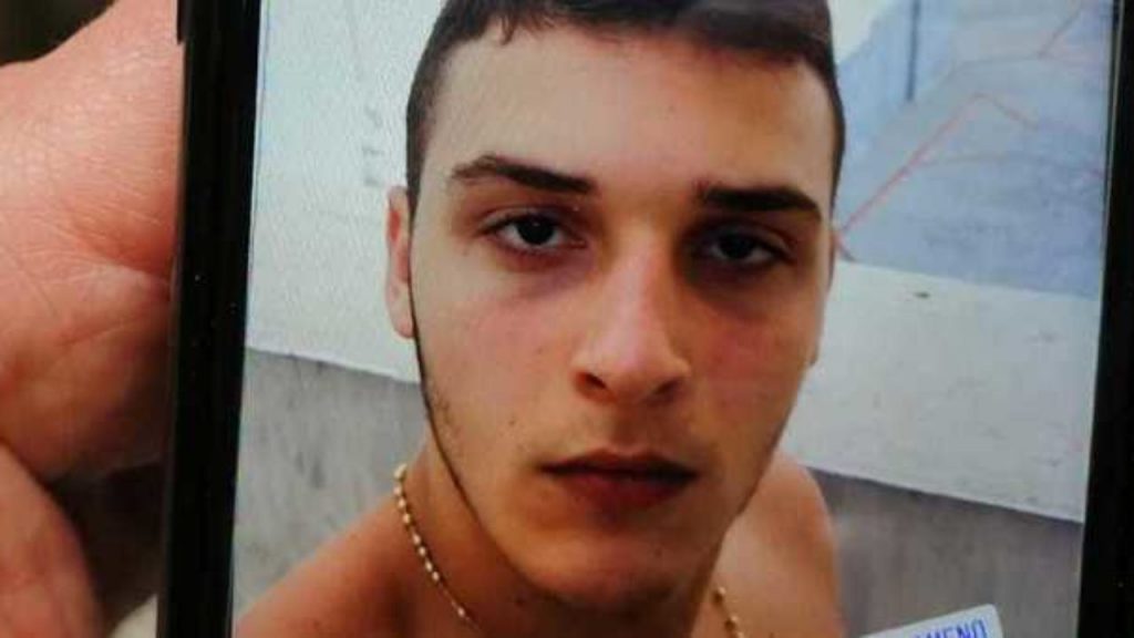 Sedicenne ucciso durante rapina a Napoli, i familiari: 