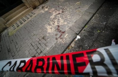 Tenta rapina, ucciso 16enne a Napoli. Pronto soccorso devastato dai parenti, raid contro Comando carabinieri