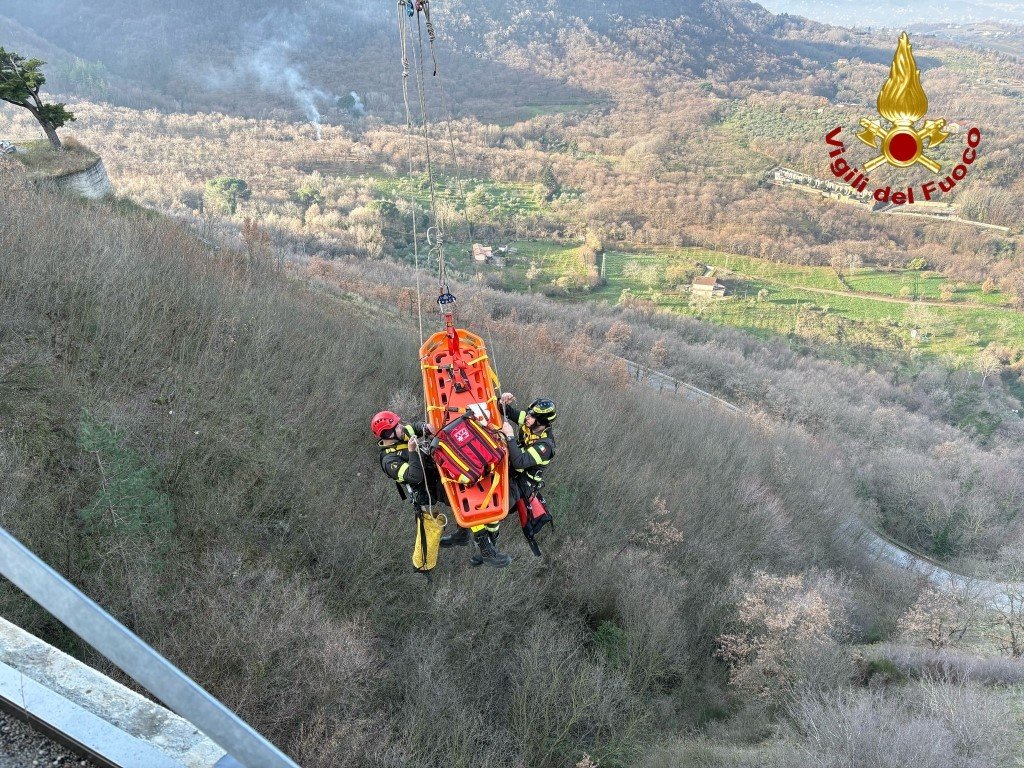 Si lancia da un ponte sulla Ofantina alto 25metri: 25enne vivo per miracolo Si lancia da un ponte sulla Ofantina alto 25metri: 25enne vivo per miracolo
