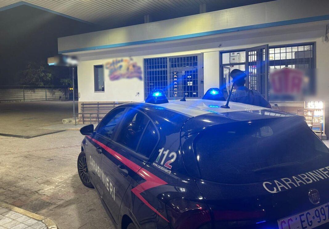 Furto lampo nella notte a Baiano, ladri in fuga con contanti e sigarette Furto lampo nella notte a Baiano, ladri in fuga con contanti e sigarette