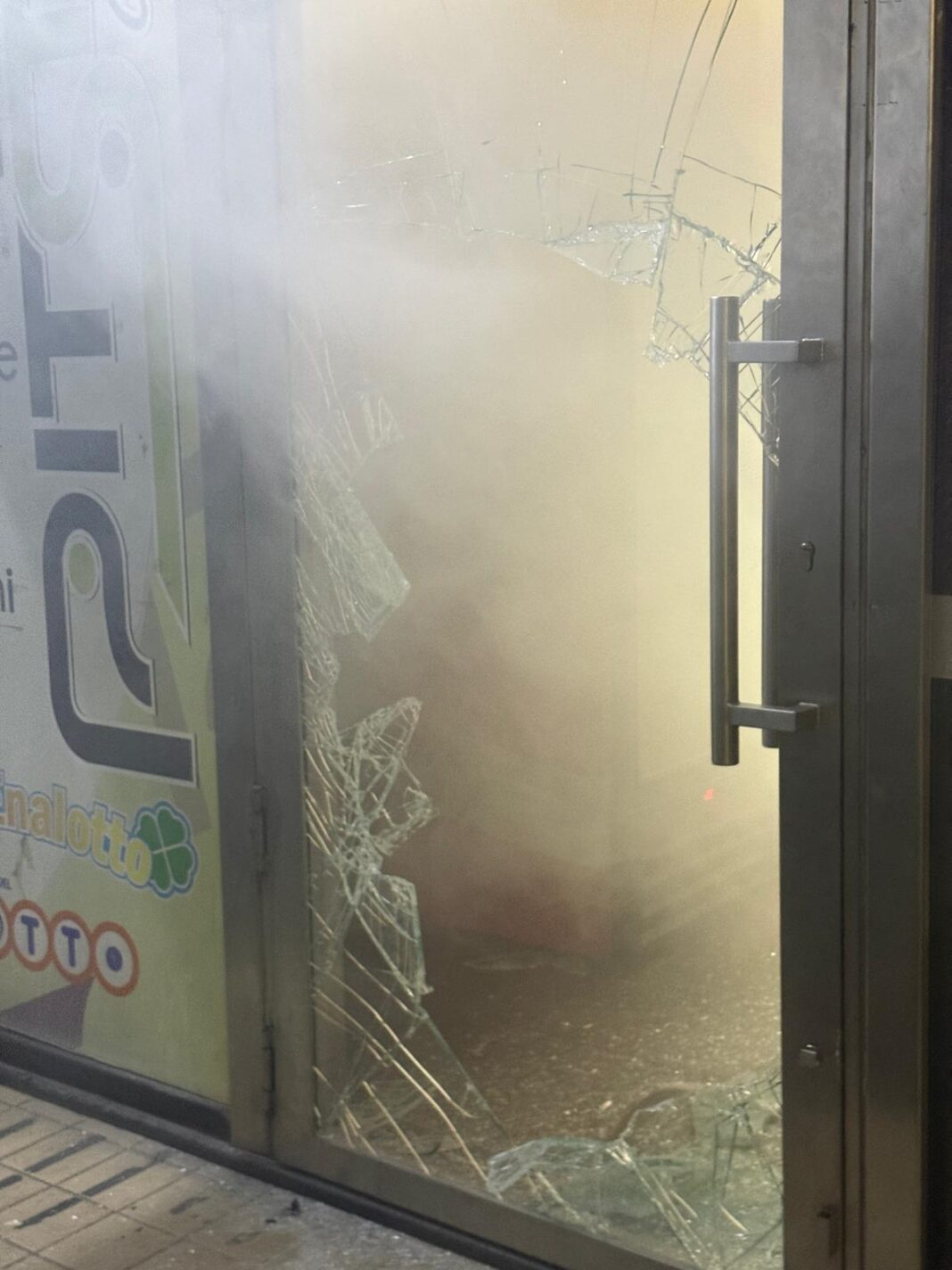 Avella, nuovo tentativo di furto al Pit Stop: distrutta la porta d’ingresso, nebbiogeno in azione, ladri in fuga Avella, nuovo tentativo di furto al Pit Stop: distrutta la porta d’ingresso, nebbiogeno in azione, ladri in fuga