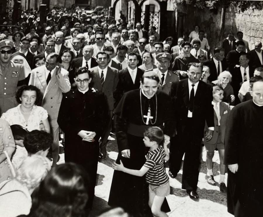 Cimitile, la comunità accoglie le spoglie di monsignor Cece: celebrazioni e mostra dedicata Cimitile, la comunità accoglie le spoglie di monsignor Cece: celebrazioni e mostra dedicata