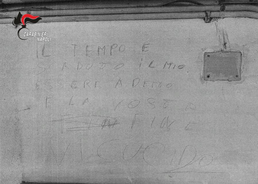 Aggressioni, casa devastata e scritta minacciosa sul muro: “Il tempo è scaduto”: arrestato ex marito a Napoli Aggressioni, casa devastata e scritta minacciosa sul muro: “Il tempo è scaduto”: arrestato ex marito a Napoli
