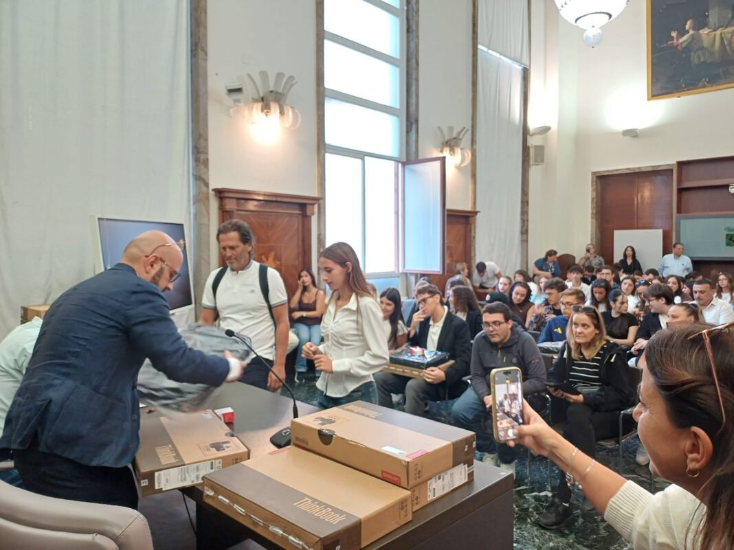 Città Metropolitana di Napoli, premiati con un computer gli studenti più brillanti Città Metropolitana di Napoli, premiati con un computer gli studenti più brillanti