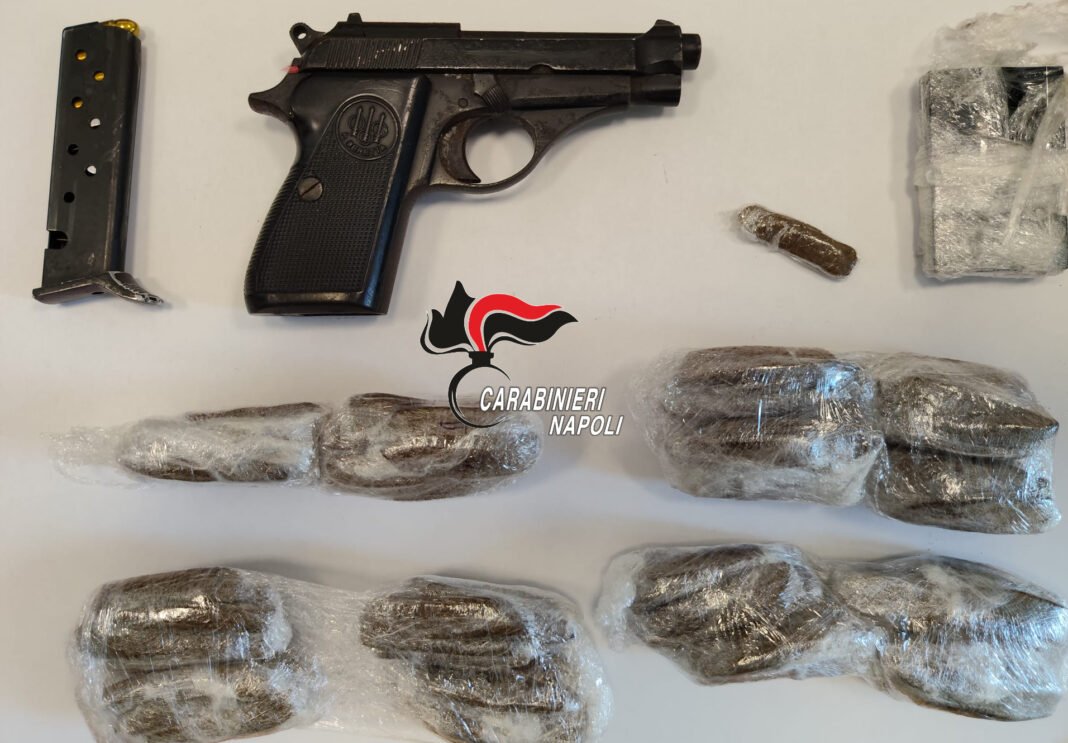 Napoli, blitz dei carabinieri nel Centro Storico: Beretta nascosta tra contatori e grondaie Napoli, blitz dei carabinieri nel Centro Storico: Beretta nascosta tra contatori e grondaie