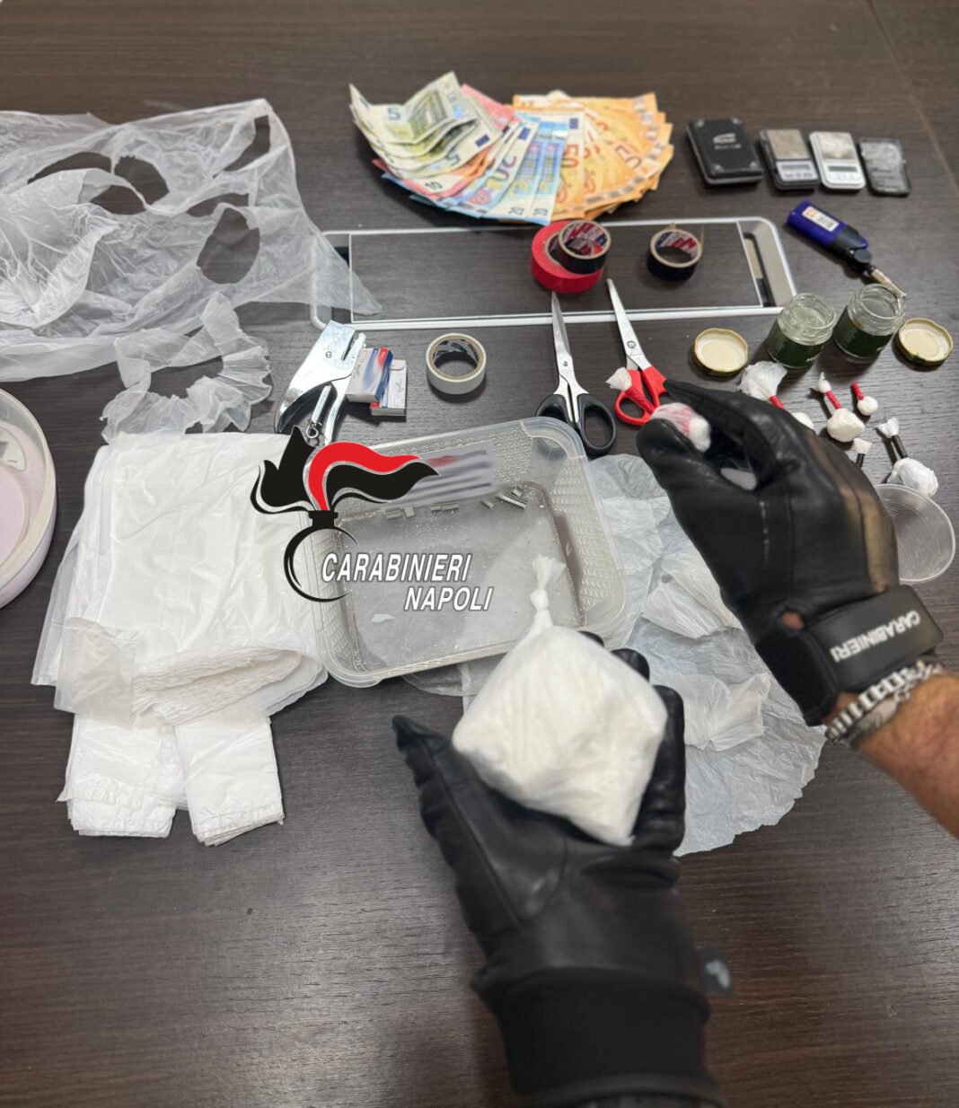 Caivano, pusher incensurato seguito e beccato con cocaina, crack, hashish e marijuana: arrestato Caivano, pusher incensurato seguito e beccato con cocaina, crack, hashish e marijuana: arrestato