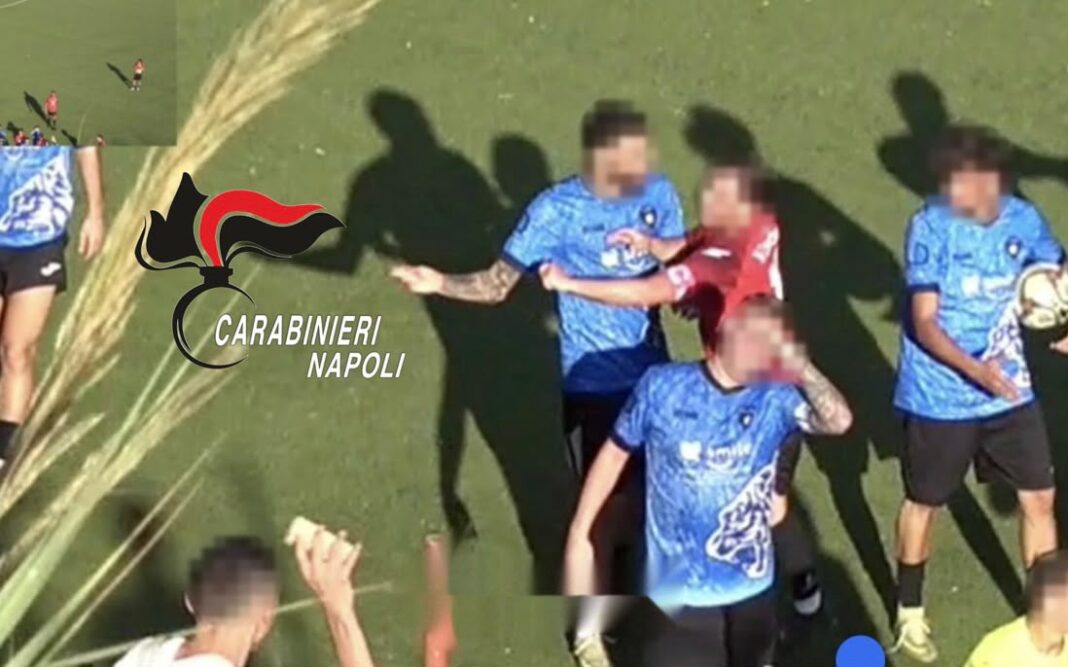 Arbitro colpito da un mattone: 12 denunciati dai carabinieri sull’isola di Ischia Arbitro colpito da un mattone: 12 denunciati dai carabinieri sull’isola di Ischia