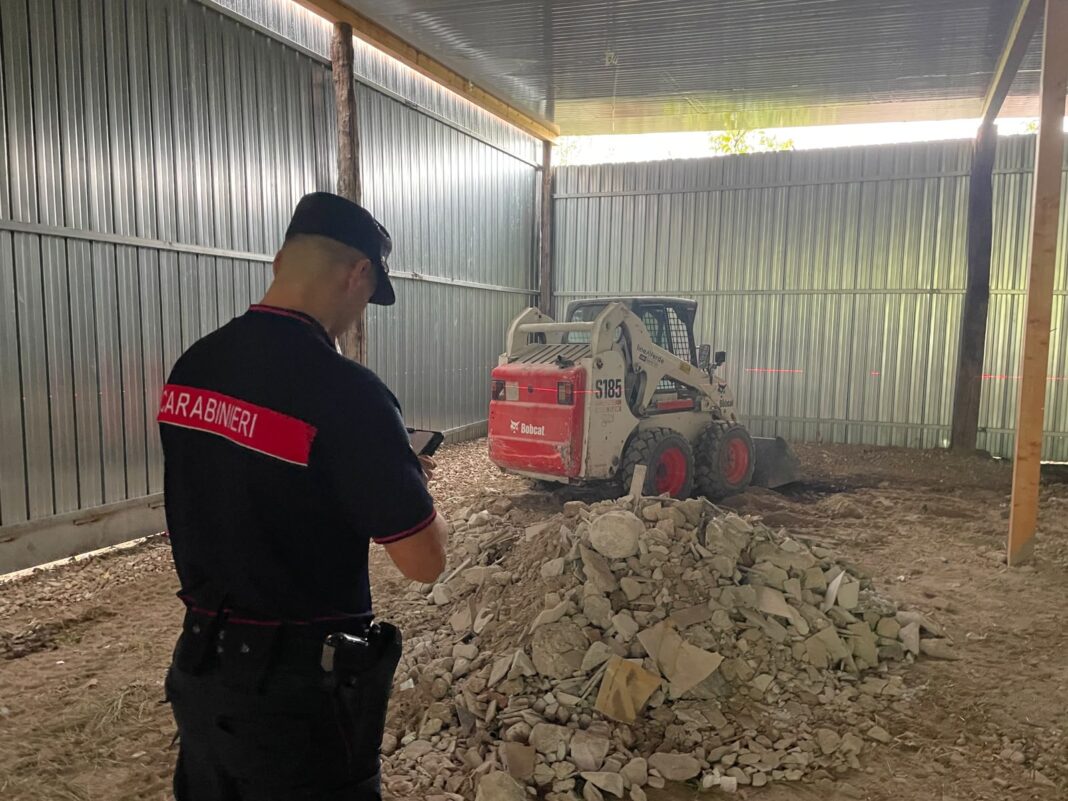 Aversa, costruzione abusiva su terreno dello Stato e roghi di rifiuti: Forestali sequestrano area Aversa, costruzione abusiva su terreno dello Stato e roghi di rifiuti: Forestali sequestrano area
