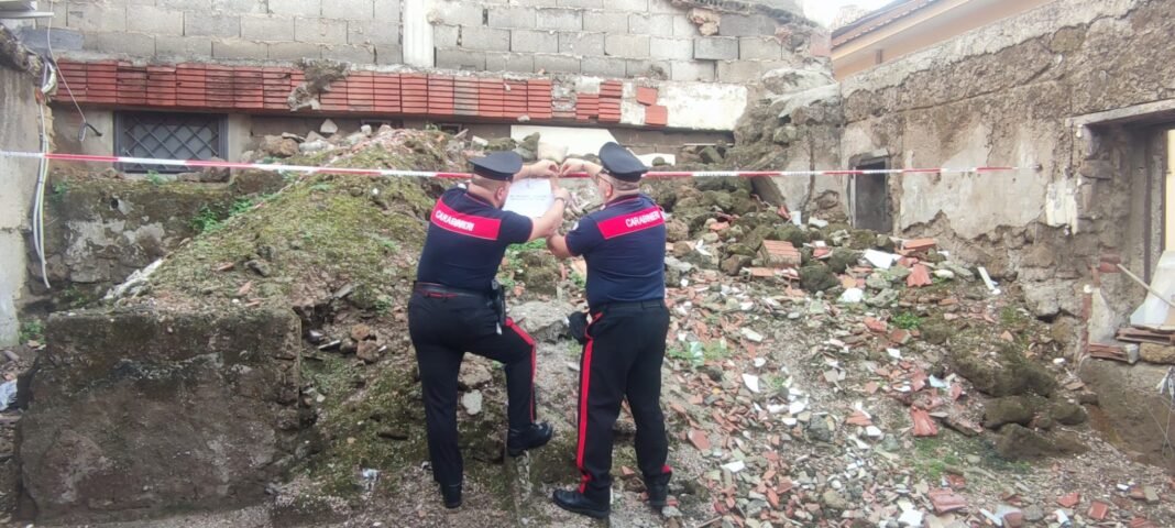 Frignano, scoperta discarica di rifiuti speciali: cinque persone denunciate Frignano, scoperta discarica di rifiuti speciali: cinque persone denunciate