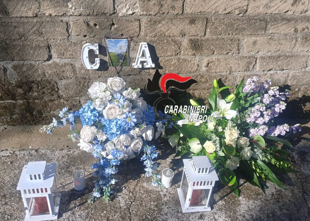 Foto, lumini e iniziali: i carabinieri rimuovono un altarino a Gragnano Foto, lumini e iniziali: i carabinieri rimuovono un altarino a Gragnano