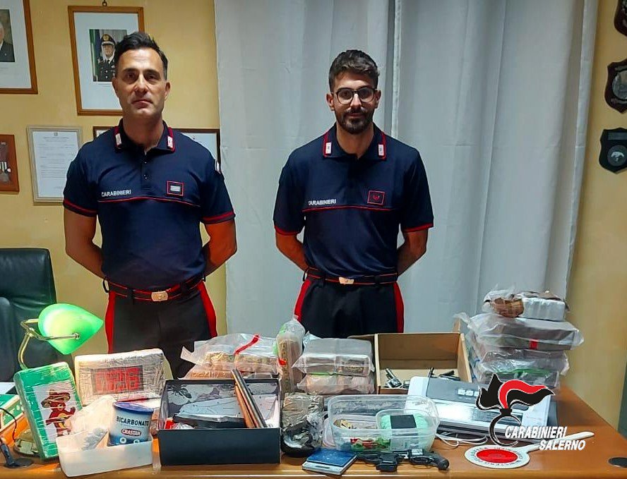 Montecorvino Rovella, 27 chili di droga e arsenale in casa: arrestato 26enne Montecorvino Rovella, 27 chili di droga e arsenale in casa: arrestato 26enne