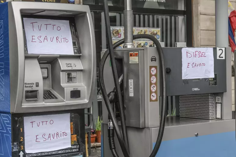 Camionisti delusi dal Governo: scaffali di nuovo pieni, ma il 95% dei distributori è senza carburante Camionisti delusi dal Governo: scaffali di nuovo pieni, ma il 95% dei distributori è senza carburante