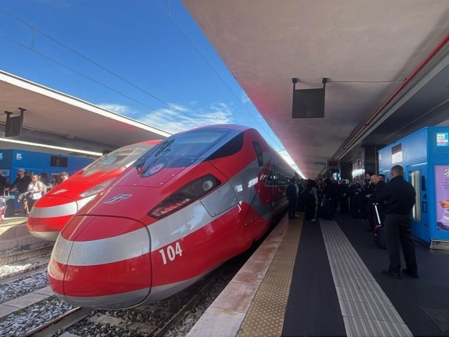 Roma-Napoli AV, addio al carnet da 139 euro: pendolari e lavoratori temono una stangata Roma-Napoli AV, addio al carnet da 139 euro: pendolari e lavoratori temono una stangata
