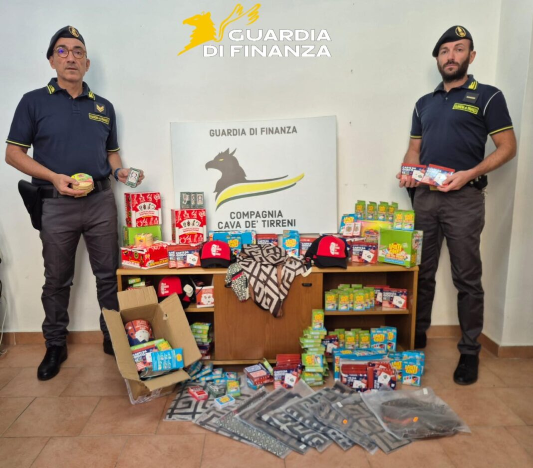Pagani, sequestro Gdf: oltre 22mila prodotti contraffatti e 36mila articoli non sicuri tra cappelli, foulard e carte da gioco Pagani, sequestro Gdf: oltre 22mila prodotti contraffatti e 36mila articoli non sicuri tra cappelli, foulard e carte da gioco
