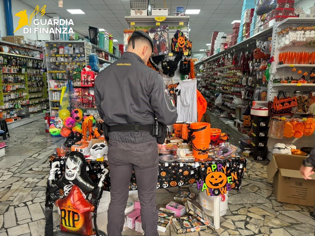 Halloween, blitz della Guardia di Finanza: sequestrati 270mila prodotti non sicuri nel Napoletano Halloween, blitz della Guardia di Finanza: sequestrati 270mila prodotti non sicuri nel Napoletano
