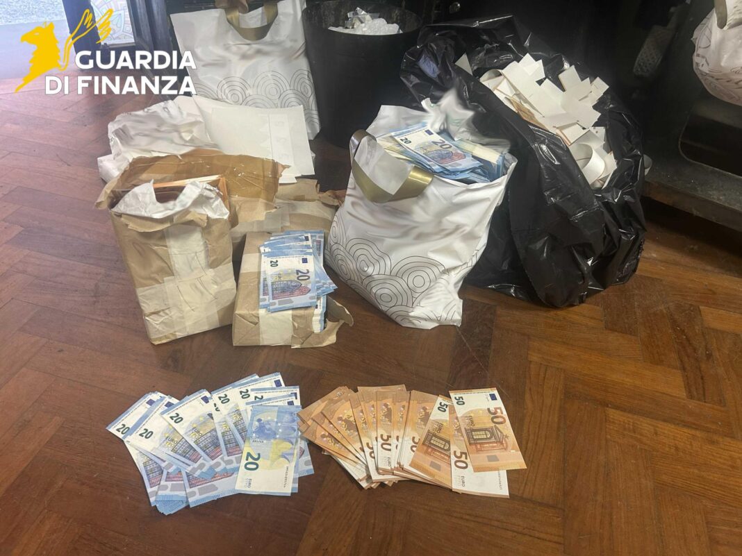 Napoli, stamperia clandestina tra Capodichino e Chiaia: sequestrate 12mila banconote false, tre arresti Napoli, stamperia clandestina tra Capodichino e Chiaia: sequestrate 12mila banconote false, tre arresti
