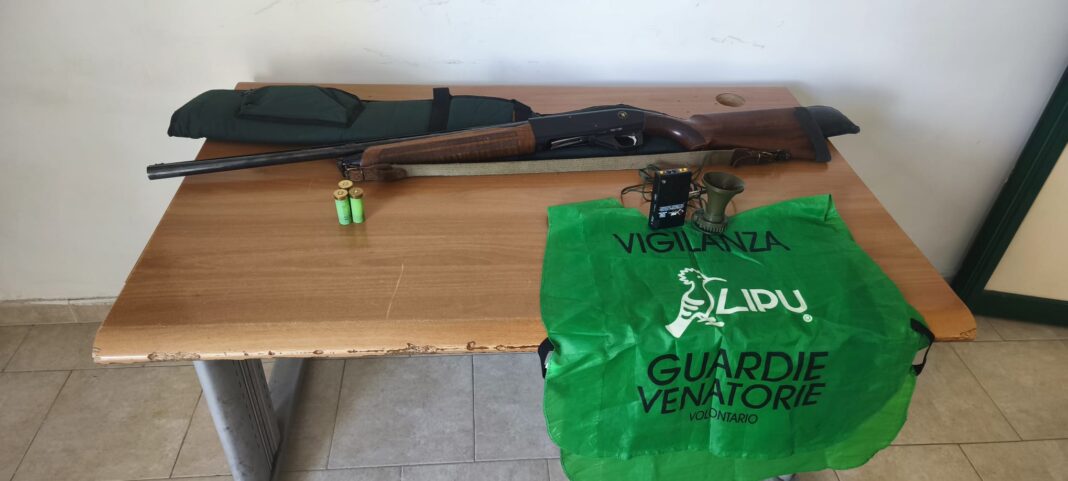 Napoli, sorpreso a cacciare con un richiamo elettronico vietato: denunciato un 70enne Napoli, sorpreso a cacciare con un richiamo elettronico vietato: denunciato un 70enne