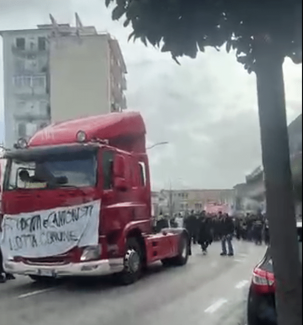 Nola, studenti in corteo con i camionisti: “Lotta comune contro il caro vita” Nola, studenti in corteo con i camionisti: “Lotta comune contro il caro vita”
