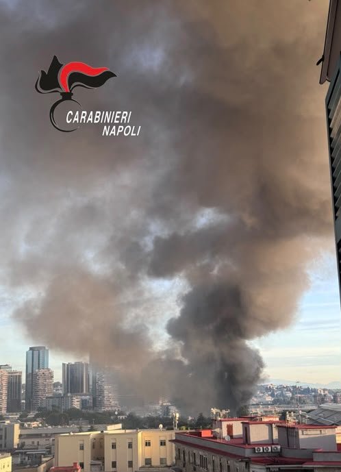 Napoli, incendio in un capannone di via Brin: vigili del fuoco al lavoro da ore Napoli, incendio in un capannone di via Brin: vigili del fuoco al lavoro da ore