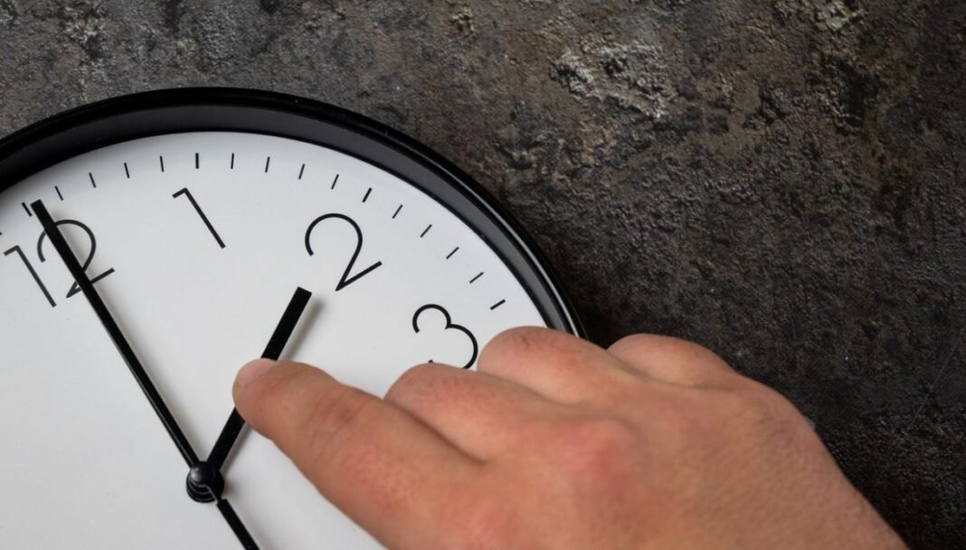 Più sonno, meno luce: stanotte torna l’ora solare, lancette indietro di un’ora Più sonno, meno luce: stanotte torna l’ora solare, lancette indietro di un’ora