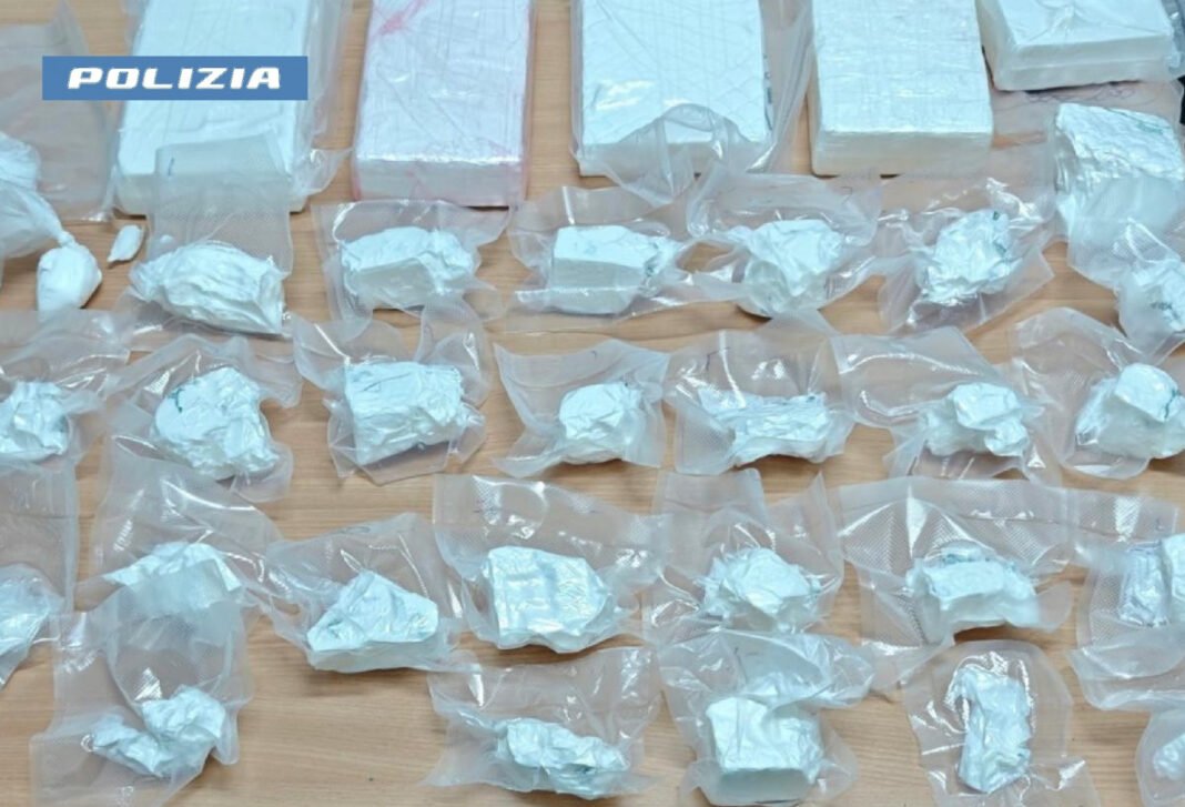 Napoli, doppio blitz della polizia a Barra: arrestato un 44enne ricercato, sequestrati 7 chili di cocaina Napoli, doppio blitz della polizia a Barra: arrestato un 44enne ricercato, sequestrati 7 chili di cocaina