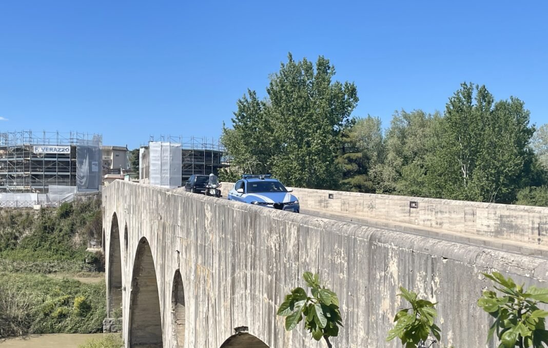 San Tammaro, scaricano rifiuti in un canale di scolo: polizia denuncia due uomini San Tammaro, scaricano rifiuti in un canale di scolo: polizia denuncia due uomini