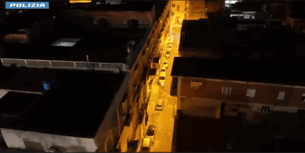Clan e faide a Torre Annunziata, arrestato Valentino Gionta junior: si nascondeva dietro una botola segreta Clan e faide a Torre Annunziata, arrestato Valentino Gionta junior: si nascondeva dietro una botola segreta
