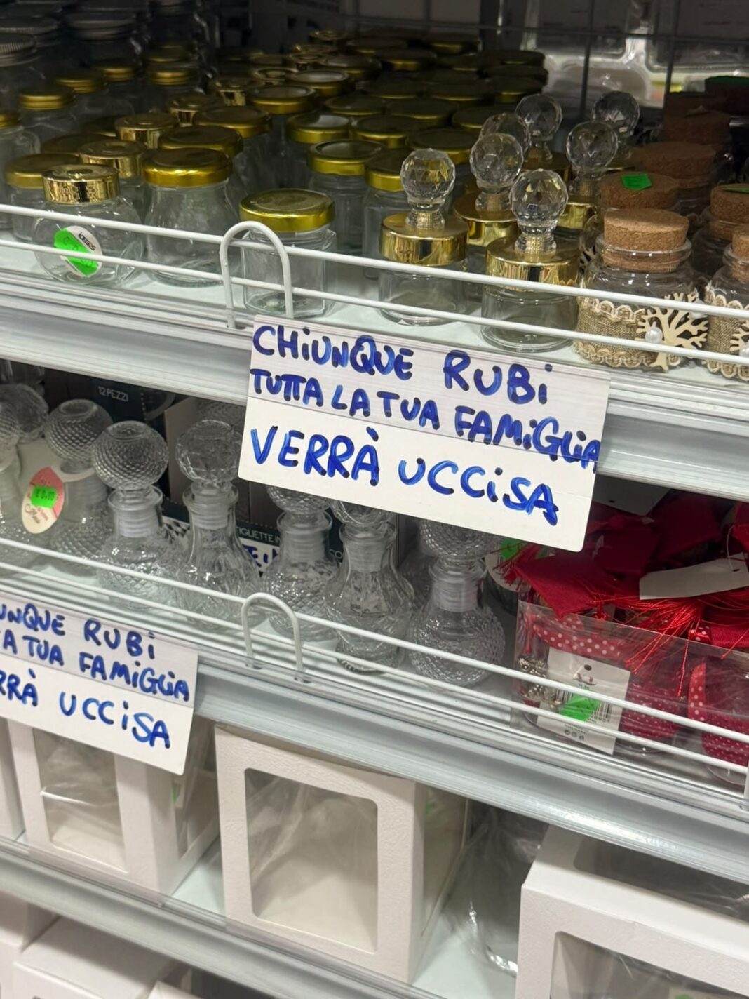 Pomigliano, cartelli choc contro i ladri nel negozio: “Chi ruba, tutta la tua famiglia verrà uccisa”, denunciato commerciante Pomigliano, cartelli choc contro i ladri nel negozio: “Chi ruba, tutta la tua famiglia verrà uccisa”, denunciato commerciante
