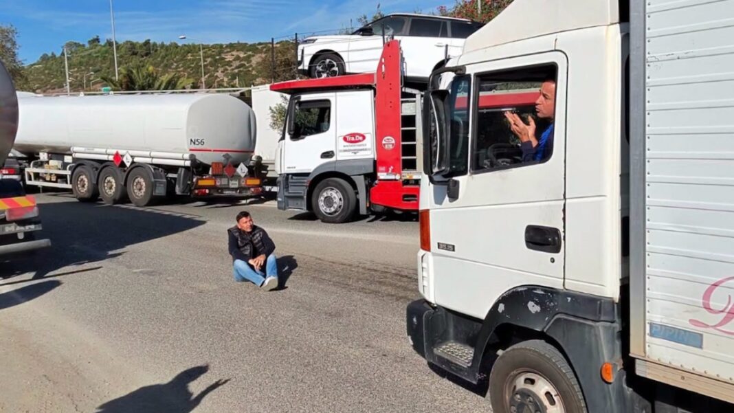 Caro carburante, protesta dei camionisti: presidi da Nola al Vallo di Diano, primi scaffali vuoti nei supermercati Caro carburante, protesta dei camionisti: presidi da Nola al Vallo di Diano, primi scaffali vuoti nei supermercati