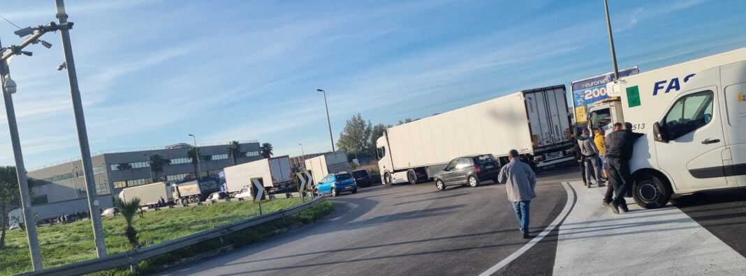 Camionisti in protesta contro il caro carburante: chiuso il casello autostradale di Nola e bloccato accesso Asse Mediano Camionisti in protesta contro il caro carburante: chiuso il casello autostradale di Nola e bloccato accesso Asse Mediano