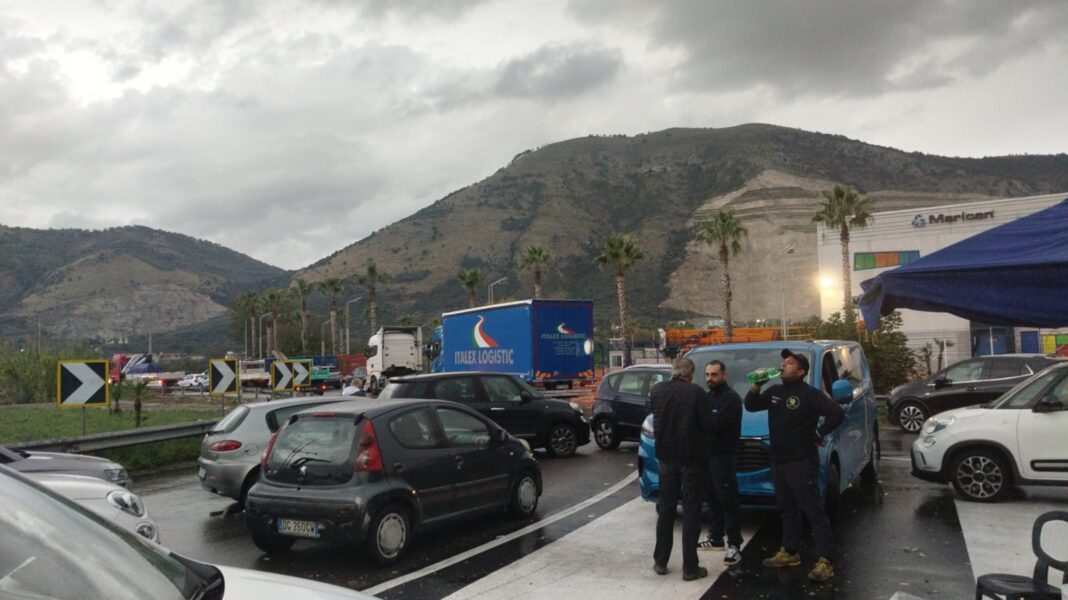 Protesta dei camionisti, blocchi a Nola, autostrade in tilt e carburante agli sgoccioli Protesta dei camionisti, blocchi a Nola, autostrade in tilt e carburante agli sgoccioli