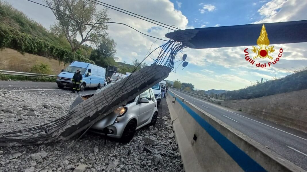 Baronissi, sfiorata la tragedia sul raccordo: escavatore urta ponte e crolla pezzo di cavalcavia, auto colpita Baronissi, sfiorata la tragedia sul raccordo: escavatore urta ponte e crolla pezzo di cavalcavia, auto colpita