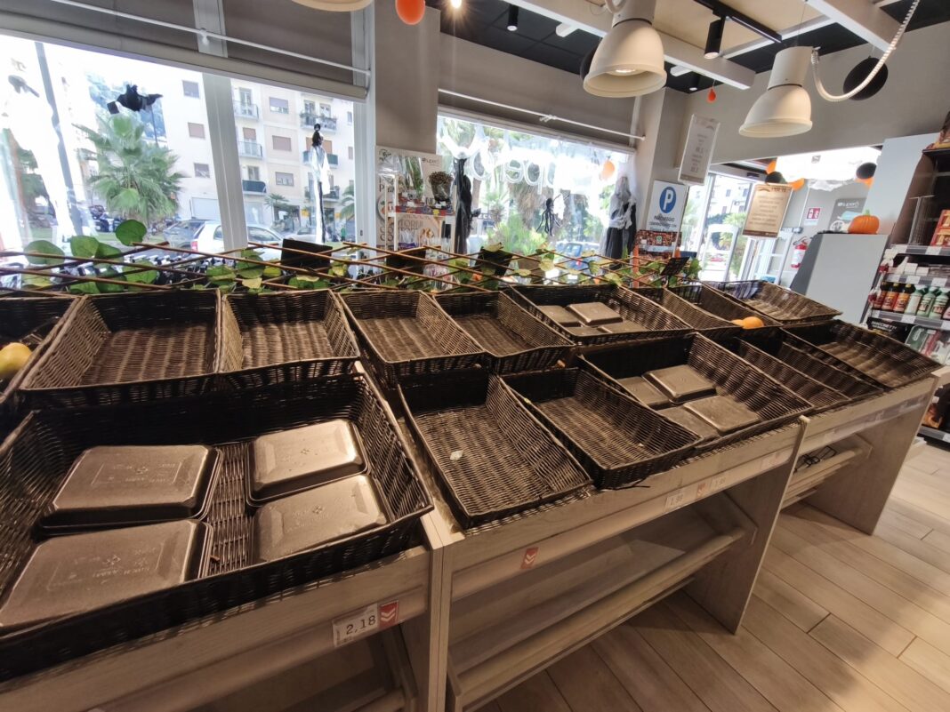 Camionisti in protesta, scatta la corsa alle scorte: supermercati in difficoltà e file ai distributori Camionisti in protesta, scatta la corsa alle scorte: supermercati in difficoltà e file ai distributori
