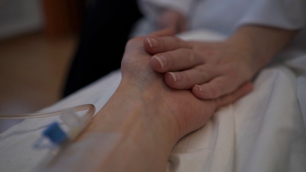 Fine vita, il giudice ordina: la Asl Na 3 Sud dovrà garantire a “Irene” il sistema a comando oculare Fine vita, il giudice ordina: la Asl Na 3 Sud dovrà garantire a “Irene” il sistema a comando oculare