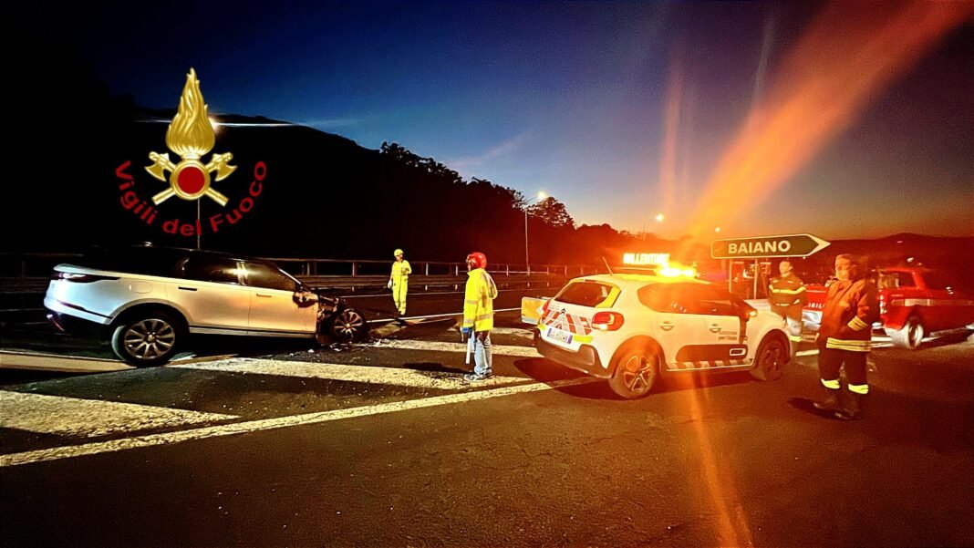 Baiano, auto prende fuoco sull’A16: salve le quattro persone a bordo Baiano, auto prende fuoco sull’A16: salve le quattro persone a bordo
