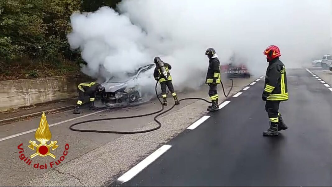 Montefredane, auto a gpl in fiamme sulla SP 242: conducente illesa Montefredane, auto a gpl in fiamme sulla SP 242: conducente illesa